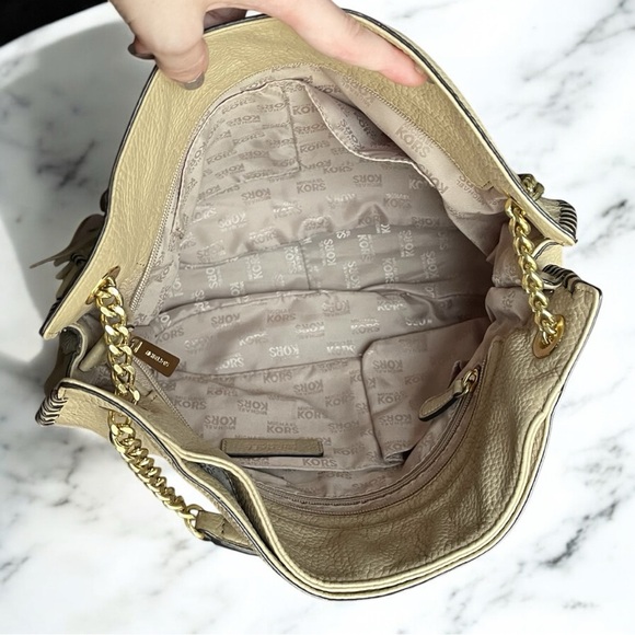 Michael Kors Whipped Chelsea Shoulder Bag - Picture 11 of 16